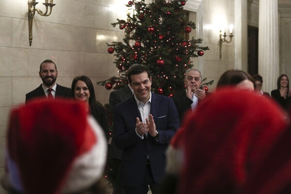 Τραγούδησαν το «Jingle Bells» στον Τσίπρα και τους είπε να ψάλουν και τα παραδοσιακά κάλαντα γιατί αυτά είναι του ευρώ