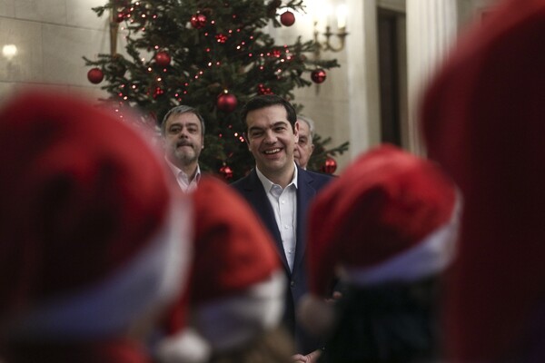 Τραγούδησαν το «Jingle Bells» στον Τσίπρα και τους είπε να ψάλουν και τα παραδοσιακά κάλαντα γιατί αυτά είναι του ευρώ