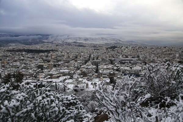 H χιονισμένη Ακρόπολη και η Αθήνα ντυμένη στα λευκά το πρωί