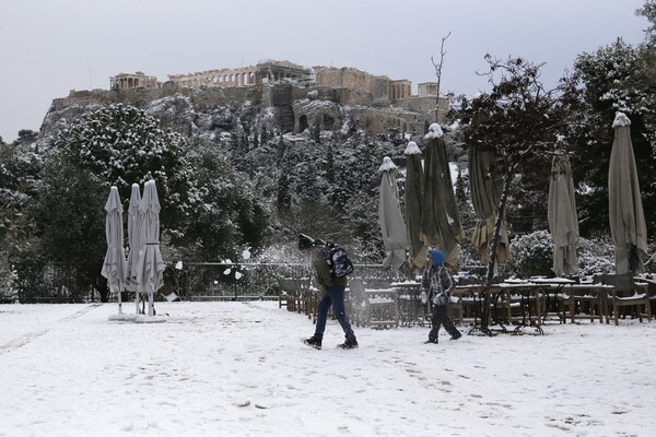 H χιονισμένη Ακρόπολη και η Αθήνα ντυμένη στα λευκά το πρωί