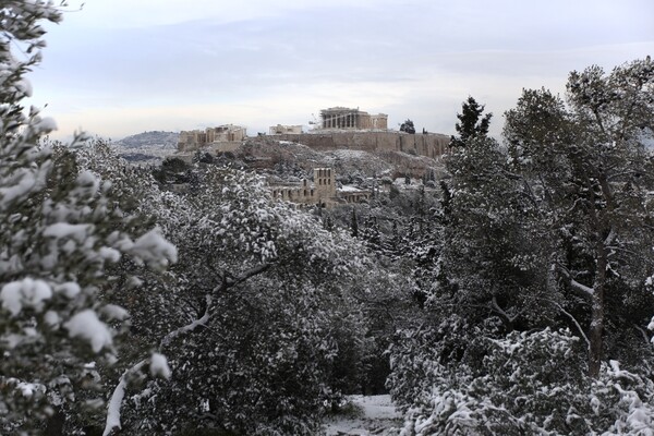 H χιονισμένη Ακρόπολη και η Αθήνα ντυμένη στα λευκά το πρωί