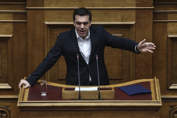 Ο Τσίπρας είπε πως η Ελλάδα δεν είναι πια η χώρα της καρπαζιάς και επιτέθηκε στον Μητσοτάκη με γερμανική λέξη