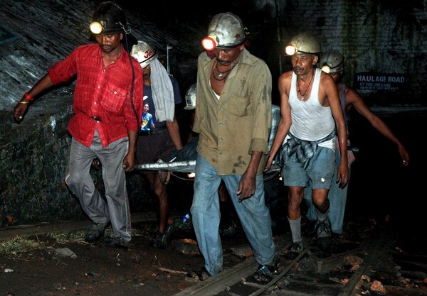 Ινδία: Ξεκινά επιχείρηση του Πολεμικού Ναυτικού για τη διάσωση εργατών σε πλημμυρισμένο ορυχείο