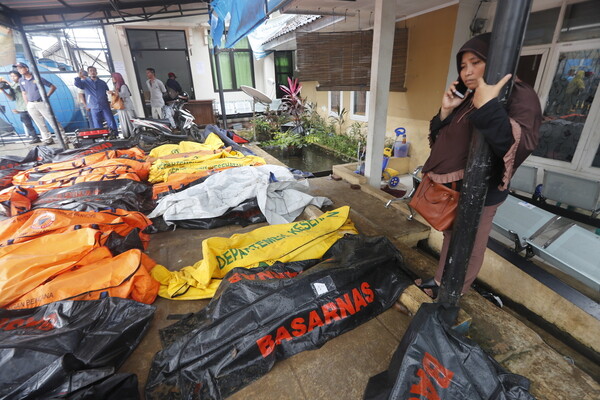 Απόλυτη καταστροφή από το τσουνάμι στην Ινδονησία- Συλλέγουν εκατοντάδες πτώματα