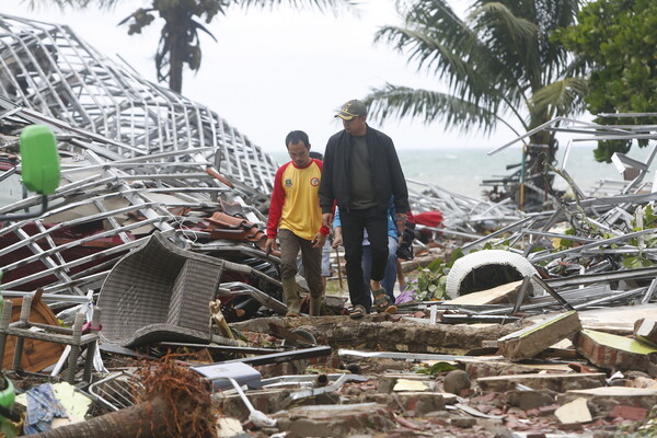Απόλυτη καταστροφή από το τσουνάμι στην Ινδονησία- Συλλέγουν εκατοντάδες πτώματα