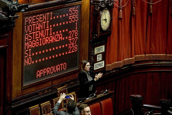 Ιταλία: Η βουλή ενέκρινε τον προϋπολογισμό δίνοντας ψήφο εμπιστοσύνης στην κυβέρνηση Κόντε