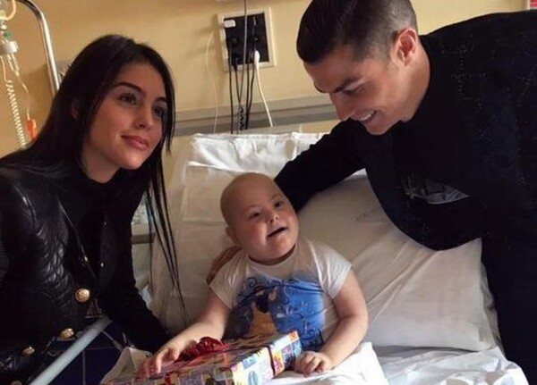 Ο Κριστιάνο Ρονάλντο επισκέφτηκε παιδιά με καρκίνο για τα Χριστούγεννα