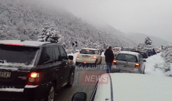 Καραμπόλα 20 οχημάτων στα Καλάβρυτα εξαιτίας του πάγου στον δρόμο
