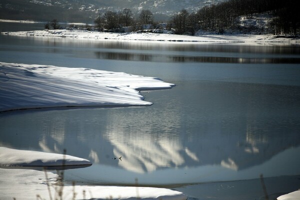 Αλπικό τοπίο στην Καρδίτσα - Η παγωμένη λίμνη Πλαστήρα