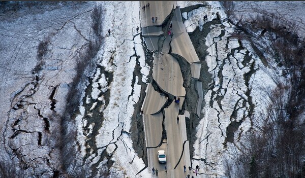 Μεγάλες καταστροφές στην Αλάσκα μετά τον σεισμό των 7 Ρίχτερ
