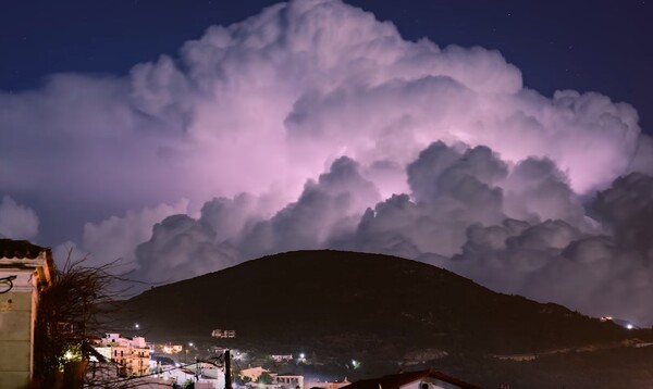 Εντυπωσιακό φαινόμενο στη Σάμο - Μοβ ουρανός από καταιγίδες με φεγγάρι