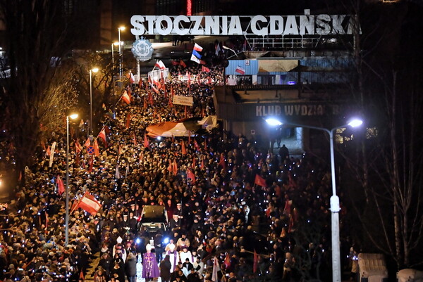 Συγκλονιστικές εικόνες - Χιλιάδες άνθρωποι συνόδευσαν το φέρετρο του δολοφονημένου δημάρχου του Γκντανσκ