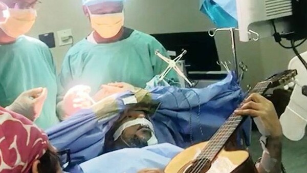 Έπαιζε κιθάρα ενώ του αφαιρούσαν όγκο από τον εγκέφαλο