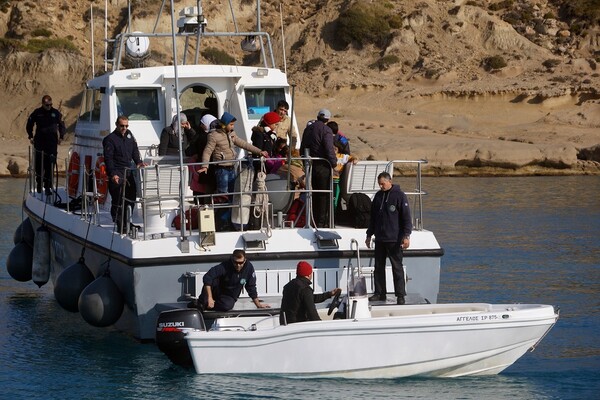 Εντοπίστηκε στα Κύθηρα τουριστικό σκάφος με 69 μετανάστες