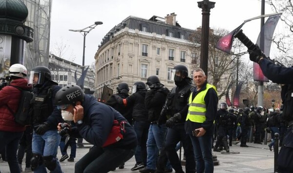 Κίτρινα Γιλέκα - Δημοσιογράφοι καταγγέλλουν πως δέχτηκαν βία και επιθέσεις από αστυνομικούς στο Παρίσι