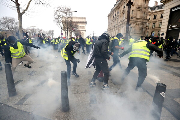 Κίτρινα Γιλέκα: Φωτιά και βία στο Παρίσι - Δεκάδες τραυματίες