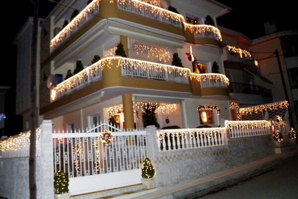 Το πιο φωταγωγημένο σπίτι; -Το διώροφο στην Κοζάνη με τα αμέτρητα λαμπάκια