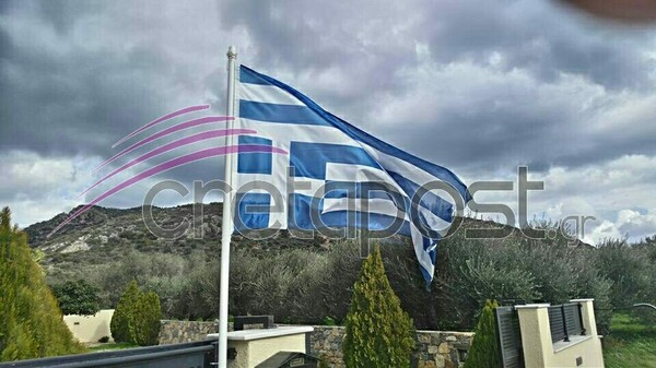 Με ανάποδη σημαία υποδέχθηκαν τον Τσίπρα σε χωριό της Κρήτης