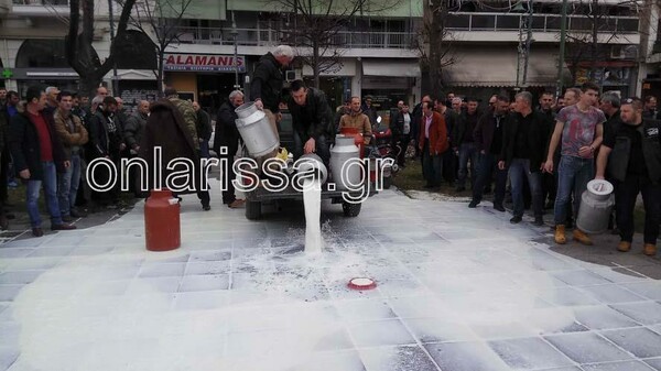 Λάρισα: Κτηνοτρόφοι έχυσαν γάλα έξω από την Περιφέρεια Θεσσαλίας