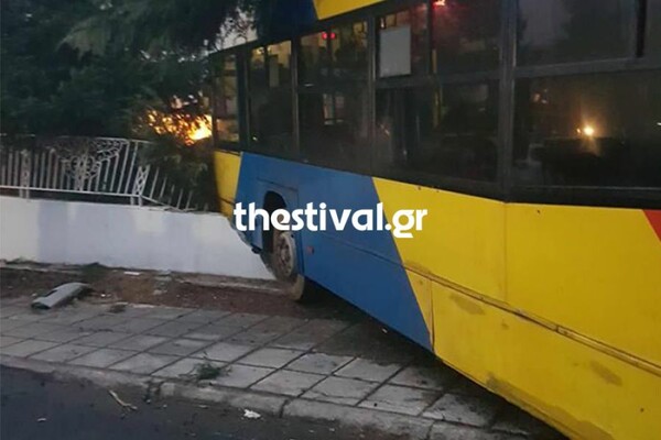 Θεσσαλονίκη: Λεωφορείο του ΟΑΣΘ έπεσε σε περίφραξη σπιτιού