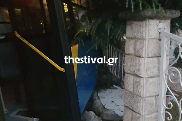 Θεσσαλονίκη: Λεωφορείο του ΟΑΣΘ έπεσε σε περίφραξη σπιτιού