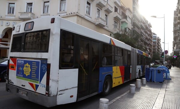 Κουκουλοφόροι επιτέθηκαν με πέτρες σε λεωφορείο του ΟΑΣΘ