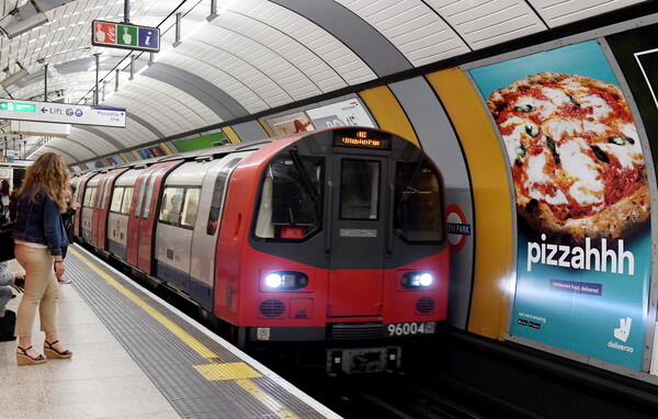 Τέλος στις διαφημίσεις junk food στα μέσα μαζικής μεταφοράς του Λονδίνου