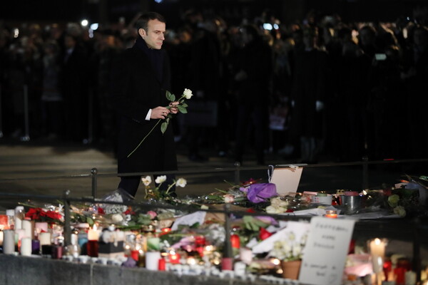 Στο Στρασβούργο ο Μακρόν- Άφησε λουλούδι στο σημείο της επίθεσης