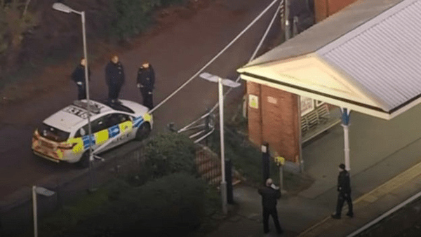 Βρετανία: Τον σκότωσε με μαχαίρι μέσα σε τρένο μπροστά στα μάτια του 14χρονου γιου του