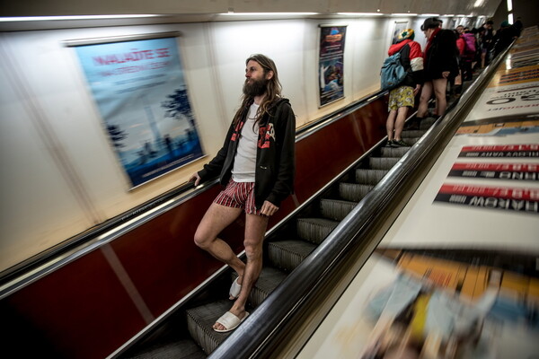 Στο μετρό χωρίς παντελόνι και φέτος