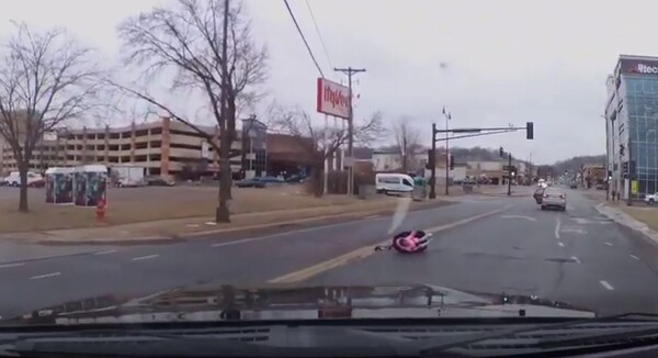 ΗΠΑ: Της έπεσε το μωρό στο δρόμο ενώ οδηγούσε- Σοκαρισμένος οδηγός το καταγράφει σε βίντεο