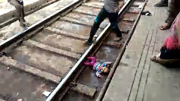 Τρομακτικό βίντεο καταγράφει τη στιγμή που βρέφος πέφτει στις ράγες τρένου και πώς επέζησε