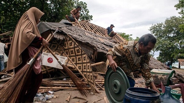 Ινδονησία: Στους 373 οι νεκροί από το καταστροφικό τσουνάμι