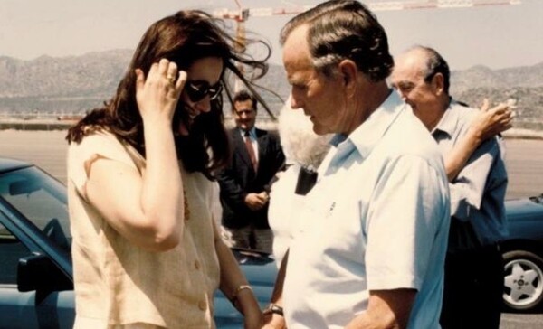 Η Ντόρα Μπακογιάννη θυμάται την επίσκεψη του Μπους στο σπίτι της οικογένειας Μητσοτάκη