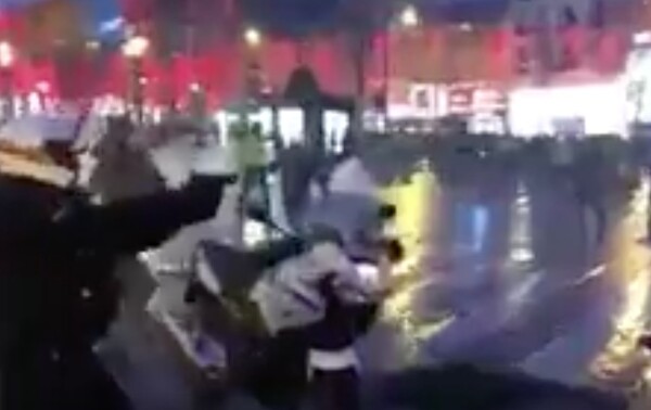 Γαλλία - Κίτρινα Γιλέκα: Αστυνομικός τράβηξε όπλο κατά των διαδηλωτών