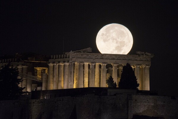 Μοναδική νύχτα την Κυριακή με ολική έκλειψη Σελήνης, Πανσέληνο και Υπερπανσέληνο