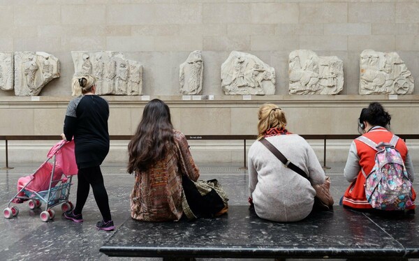 Νερό στάζει δίπλα στα γλυπτά του Παρθενώνα στο Βρετανικό Μουσείο