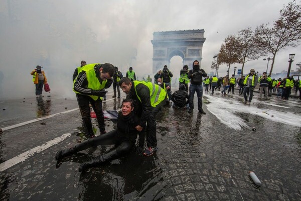 Ο Μακρόν συγκαλεί έκτακτη συνεδρίαση μετά τις άγριες ταραχές στο Παρίσι και στέλνει μήνυμα στα «κίτρινα γιλέκα»