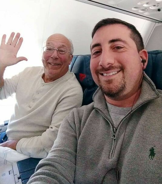 Καταπληκτικός μπαμπάς έκλεισε έξι πτήσεις για να κάνει Χριστούγεννα με την αεροσυνοδό κόρη του