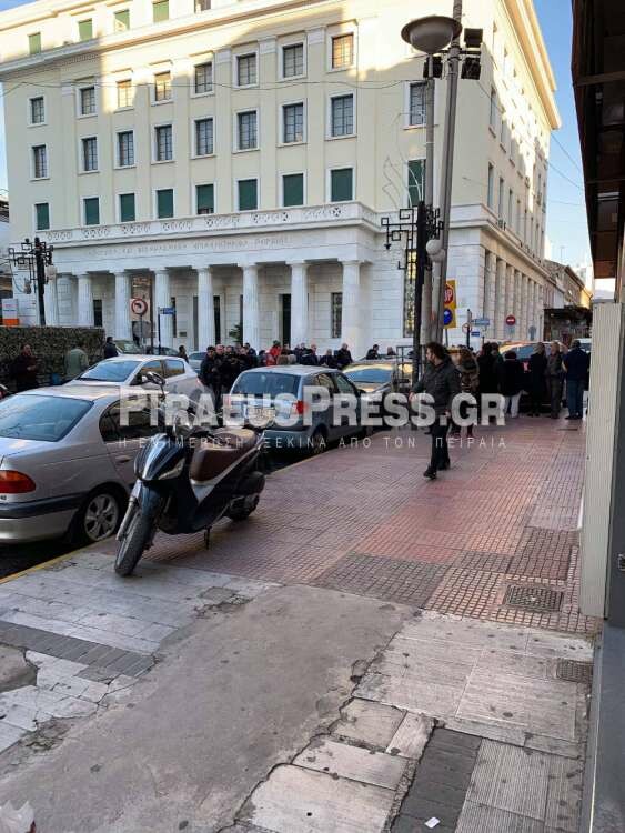 Πανικός στον Πειραιά: Έκλεψε ΙΧ και έπεσε σε 10 οχήματα