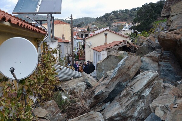 Εκκενώνεται τμήμα του οικισμού στο Πλωμάρι- Σε ξενοδοχεία μεταφέρονται οι κάτοικοι