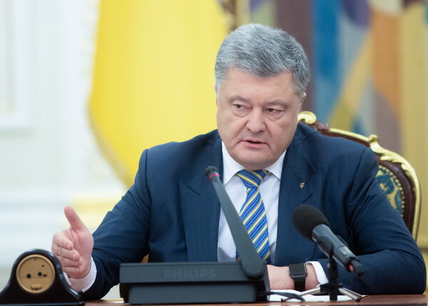 Ουκρανία: Υπέγραψε το διάταγμα κήρυξης στρατιωτικού νόμου ο Ποροσένκο