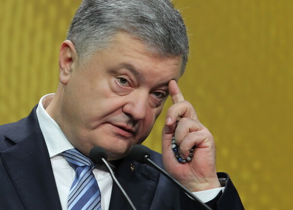 Την άρση του στρατιωτικού νόμου στην Ουκρανία ανακοίνωσε ο Ποροσένκο