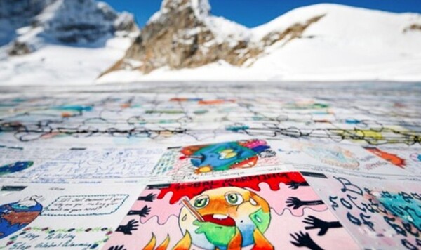 Ρεκόρ Γκίνες: Η μεγαλύτερη καρτ-ποστάλ ξεδιπλώθηκε πάνω σε παγετώνα