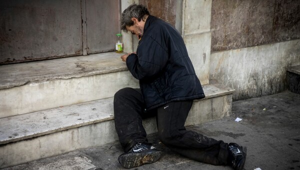 DW: Η οικονομική κρίση αφήνει τους Έλληνες πεινασμένους και τα παιδιά να υποσιτίζονται