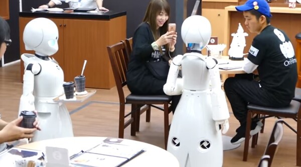 Καφέ στο Τόκιο προσλαμβάνει άτομα με αναπηρία για χειρίζονται ρομπότ σερβιτόρους