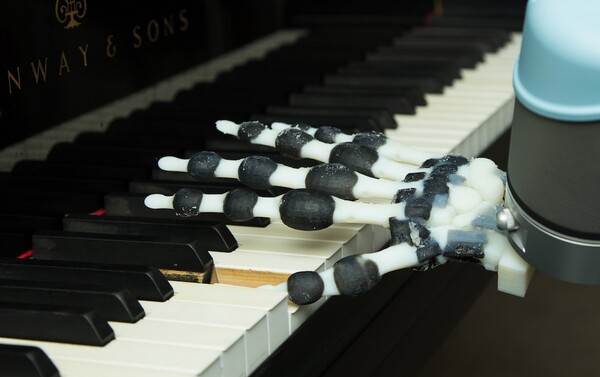 Επιστήμονες δημιούργησαν το πρώτο ρομποτικό χέρι που παίζει πιάνο