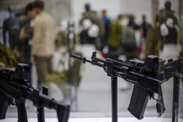 Σε χρηματοκιβώτια θα πρέπει να φυλάσσουν πλέον όπλα και σφαίρες οι Ρώσοι