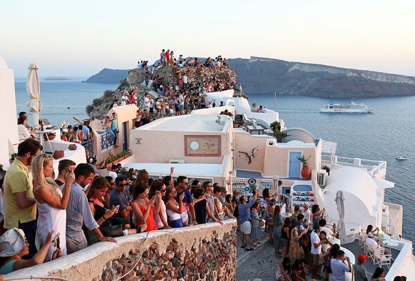 Η Σαντορίνη δεν αντέχει άλλους τουρίστες - Τι αποκαλύπτει ευρωπαϊκή έκθεση