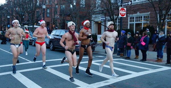 Το διαφορετικό Santa Run: Αϊ Βασίληδες - δρομείς με μαγιό στην παγωμένη Βοστώνη